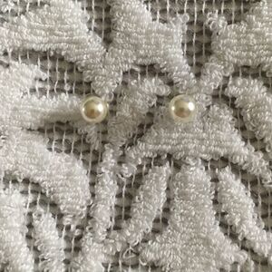 Medium Pearl Earrings 